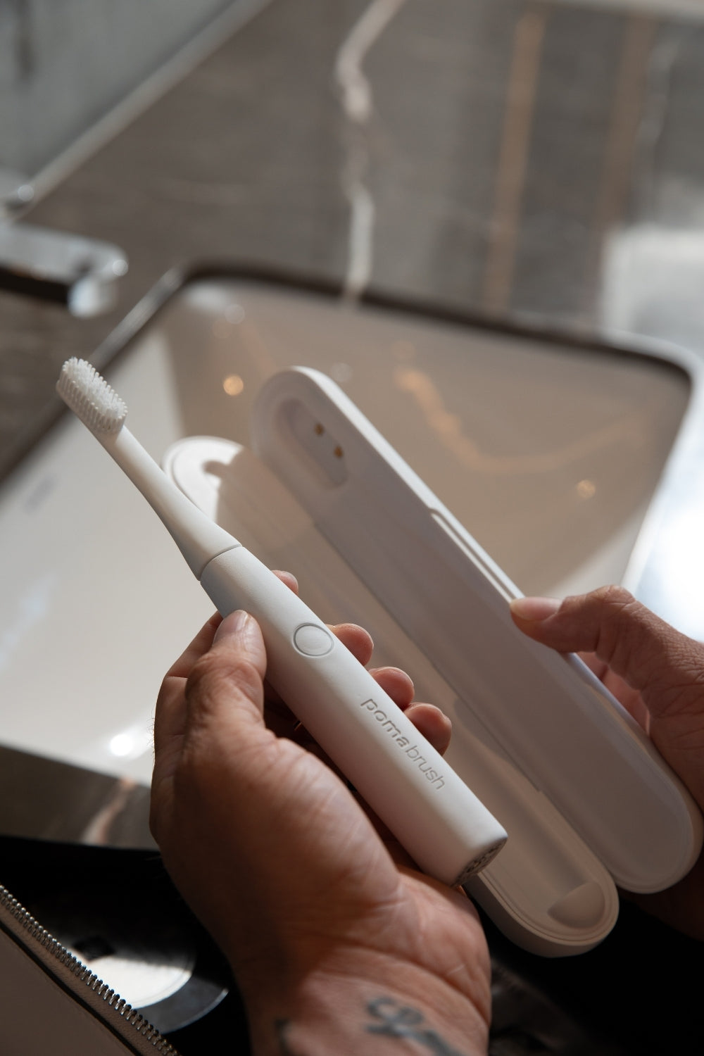 Pomabrush Model 2.0 with UV-C Charging Case