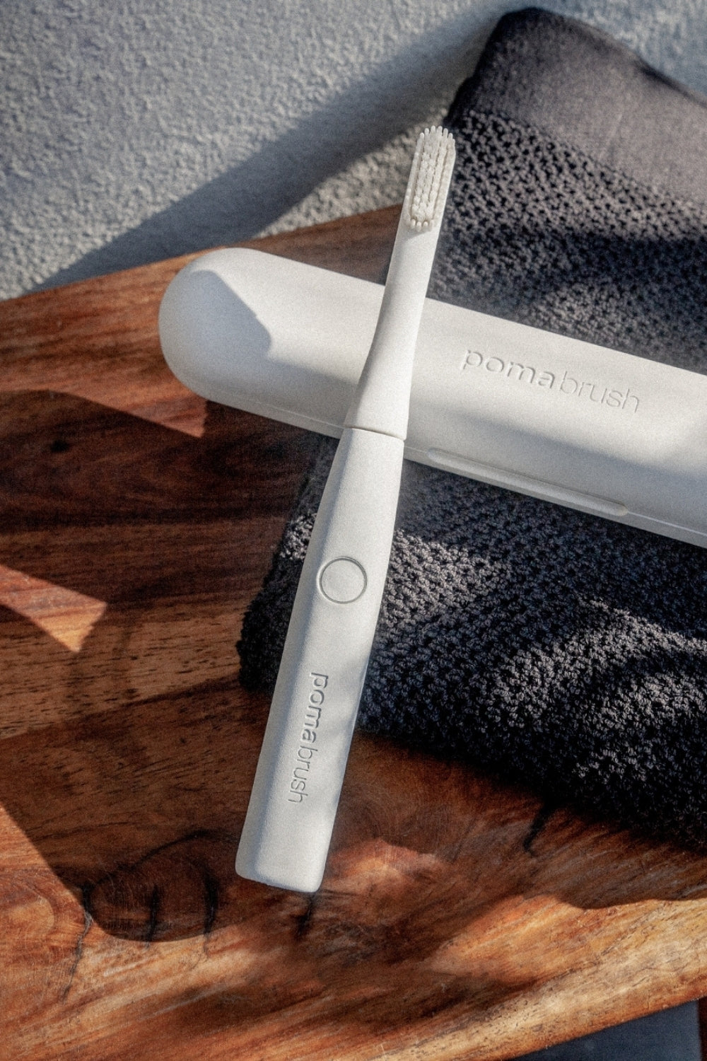 Pomabrush Model 2.0 with UV-C Charging Case