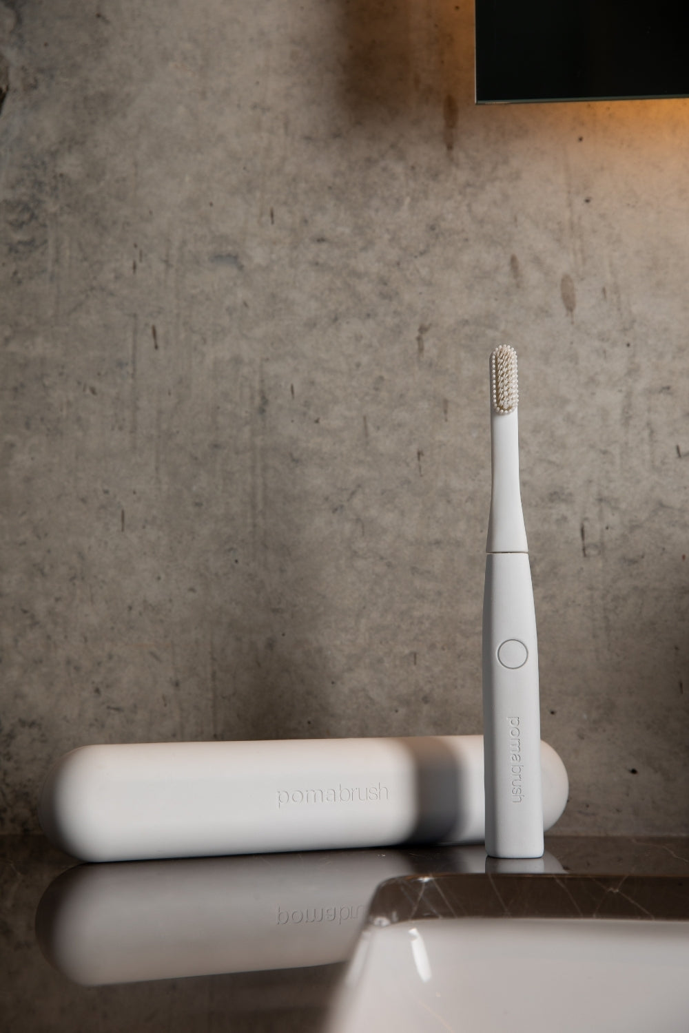 Pomabrush Model 2.0 with UV-C Charging Case